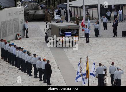 (140113) -- GERUSALEMME, 13 gennaio 2014 (Xinhua) -- rappresentanti di ufficiali e soldati delle forze di difesa israeliane (IDF) prendono parte al saluto alla bara dell'ex primo ministro israeliano Ariel Sharon durante una cerimonia militare presso il sito commemorativo del corpo corazzato israeliano, Latrun, vicino a Gerusalemme, il 13 gennaio 2014. Gli eventi commemorativi del primo ministro israeliano Ariel Sharon, morto sabato, erano in corso lunedì mattina con una cerimonia commemorativa tenutasi di fronte all'edificio Knesset (parlamento israeliano). (Xinhua/Muammar Awad) MIDEAST-JERUSALEM-SHARON-MILIRATY CERIMONIA PUBLICA Foto Stock