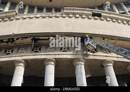 (140114) -- CAIRO, 14 gennaio 2014 (Xinhua) -- Un vigile del fuoco smantellerà il soffitto della facciata del tribunale danneggiato di Giza del Nord a Giza, Egitto, 14 gennaio 2014. Un'esplosione mattutina ha danneggiato il tribunale in mezzo a una stretta sicurezza per proteggere i seggi elettorali e gli elettori. Nessuno è stato riportato ferito nell'esplosione. Gli egiziani hanno iniziato a votare qui martedì su una bozza per la nuova costituzione del paese. (Xinhua/cui Xinyu) (dzl) EGYPT-GIZA-COURT-EXPLOSION PUBLICATIONxNOTxINxCHN Cairo 14 gennaio 2014 XINHUA un Vigili del fuoco smantellare il soffitto della facciata del danneggiato tribunale di Giza del Nord a Giza Egitto 14 gennaio 2014 a EA Foto Stock