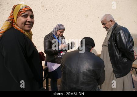 (140114) -- IL CAIRO, 14 gennaio 2014 (Xinhua) -- la gente si iscrive per votare in un collegio elettorale al Cairo, Egitto, 14 gennaio 2014. Martedì scorso gli egiziani hanno iniziato a votare sul nuovo progetto di Costituzione del paese, che è ampiamente visto come una pietra miliare durante la transizione politica egiziana dopo che il presidente islamista Mohamed Morsi è stato estromesso lo scorso luglio. (Xinhua/cui Xinyu) (dzl) EGITTO-CAIRO-VOTE-COSTITUZIONE PUBLICATIONxNOTxINxCHN Cairo 14 gennaio 2014 XINHUA Celebrities Registra per VOTARE in un polling Station al Cairo Egitto 14 gennaio 2014 gli egiziani hanno iniziato a esprimere i loro voti martedì SULLA nuova Dra del Paese Foto Stock