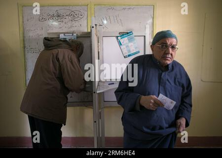 (140114) -- IL CAIRO, 14 gennaio 2014 (Xinhua) -- la gente si prepara a votare in un collegio elettorale al Cairo, in Egitto, 14 gennaio 2014. Martedì scorso gli egiziani hanno iniziato a votare sul nuovo progetto di Costituzione del paese, che è ampiamente visto come una pietra miliare durante la transizione politica egiziana dopo che il presidente islamista Mohamed Morsi è stato estromesso lo scorso luglio. (Xinhua/cui Xinyu) (dzl) EGITTO-CAIRO-VOTE-COSTITUZIONE PUBLICATIONxNOTxINxCHN Cairo 14 gennaio 2014 le celebrità di XINHUA si preparano a VOTARE in un polling Station al Cairo Egitto 14 gennaio 2014 gli egiziani hanno iniziato a esprimere i loro voti martedì SUL nuovo progetto del Paese Foto Stock