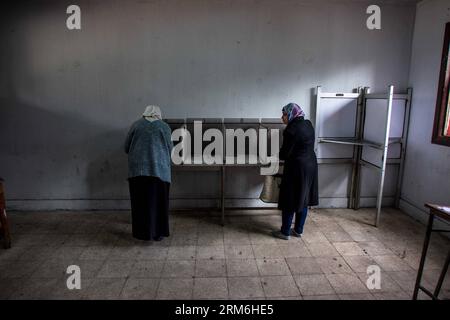 (140114) -- CAIRO, 14 gennaio 2014 (Xinhua) -- gli elettori compilano le schede elettorali in una sede elettorale a Nasr City, Cairo, Egitto, 14 gennaio 2014. Martedì scorso gli egiziani hanno iniziato a votare sul nuovo progetto di Costituzione del paese, che è ampiamente visto come una pietra miliare durante la transizione politica egiziana dopo che il presidente islamista Mohamed Morsi è stato estromesso lo scorso luglio. (Xinhua/Amru Salahuddien) EGITTO-CAIRO-NUOVA COSTITUZIONE-VOTE PUBLICATIONxNOTxINxCHN Cairo 14 gennaio 2014 gli elettori DI XINHUA RIEMPIONO I loro voti IN una stazione di polling a Nasr City Cairo Egitto 14 gennaio 2014 gli egiziani hanno iniziato a esprimere i loro voti martedì Foto Stock