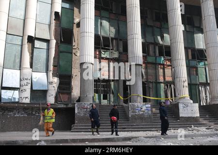 (140114) -- CAIRO, 14 gennaio 2014 (Xinhua) -- la polizia egiziana e gli esperti di bombe ispezionano il tribunale danneggiato di Giza del Nord a Giza, Egitto, 14 gennaio 2014. Un'esplosione mattutina ha danneggiato il tribunale in mezzo a una stretta sicurezza per proteggere i seggi elettorali e gli elettori. Nessuno è stato riportato ferito nell'esplosione. Gli egiziani hanno iniziato a votare qui martedì su una bozza per la nuova costituzione del paese. (Xinhua/cui Xinyu) (dzl) EGYPT-GIZA-COURT-EXPLOSION PUBLICATIONxNOTxINxCHN Cairo 14 gennaio 2014 la polizia egiziana di XINHUA e gli esperti di bombe ispezionano il tribunale danneggiato di Giza del Nord a Giza Egitto dal 14 gennaio 2014 alle prime ore del mattino Foto Stock