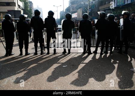 (140114) -- CAIRO, 14 gennaio 2014 (Xinhua) -- i poliziotti stanno di guardia nei pressi del tribunale danneggiato di Giza del Nord a Giza, Egitto, 14 gennaio 2014. Un'esplosione mattutina ha danneggiato il tribunale in mezzo a una stretta sicurezza per proteggere i seggi elettorali e gli elettori. Nessuno è stato riportato ferito nell'esplosione. Gli egiziani hanno iniziato a votare qui martedì su una bozza per la nuova costituzione del paese. (Xinhua/cui Xinyu) (dzl) EGYPT-GIZA-COURT-EXPLOSION PUBLICATIONxNOTxINxCHN Cairo 14 gennaio 2014 i poliziotti di XINHUA stanno di guardia nei pressi del danneggiato tribunale di Giza Nord a Giza Egitto 14 gennaio 2014 a un'esplosione mattutina ha danneggiato la Corte Foto Stock