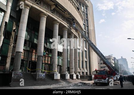 (140114) -- CAIRO, 14 gennaio 2014 (Xinhua) -- la polizia egiziana e gli esperti di bombe ispezionano il tribunale danneggiato di Giza del Nord a Giza, Egitto, 14 gennaio 2014. Un'esplosione mattutina ha danneggiato il tribunale in mezzo a una stretta sicurezza per proteggere i seggi elettorali e gli elettori. Nessuno è stato riportato ferito nell'esplosione. Gli egiziani hanno iniziato a votare qui martedì su una bozza per la nuova costituzione del paese. (Xinhua/cui Xinyu) (dzl) EGYPT-GIZA-COURT-EXPLOSION PUBLICATIONxNOTxINxCHN Cairo 14 gennaio 2014 la polizia egiziana di XINHUA e gli esperti di bombe ispezionano il tribunale danneggiato di Giza del Nord a Giza Egitto dal 14 gennaio 2014 alle prime ore del mattino Foto Stock