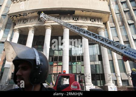 (140114) -- CAIRO, 14 gennaio 2014 (Xinhua) -- i poliziotti stanno di guardia nei pressi del tribunale danneggiato di Giza del Nord a Giza, Egitto, 14 gennaio 2014. Un'esplosione mattutina ha danneggiato il tribunale in mezzo a una stretta sicurezza per proteggere i seggi elettorali e gli elettori. Nessuno è stato riportato ferito nell'esplosione. Gli egiziani hanno iniziato a votare qui martedì su una bozza per la nuova costituzione del paese. (Xinhua/cui Xinyu) (dzl) EGYPT-GIZA-COURT-EXPLOSION PUBLICATIONxNOTxINxCHN Cairo 14 gennaio 2014 i poliziotti di XINHUA stanno di guardia nei pressi del danneggiato tribunale di Giza Nord a Giza Egitto 14 gennaio 2014 a un'esplosione mattutina ha danneggiato la Corte Foto Stock