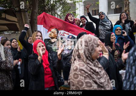 (140114) -- CAIRO, 14 gennaio 2014 (Xinhua) -- i sostenitori dell'esercito egiziano gridano slogan fuori da un seggio elettorale al Cairo, Egitto, 14 gennaio 2014. Martedì scorso gli egiziani hanno iniziato a votare sul nuovo progetto di Costituzione del paese, che è ampiamente visto come una pietra miliare durante la transizione politica egiziana dopo che il presidente islamista Mohamed Morsi è stato estromesso lo scorso luglio. (Xinhua/Pan Chaoyue) (dzl) EGITTO-CAIRO-VOTE-CONSTITUTION PUBLICATIONxNOTxINxCHN Cairo 14 gennaio 2014 XINHUA sostenitori degli slogan di urlo dell'esercito egiziano fuori da una stazione di polling al Cairo Egitto 14 gennaio 2014 gli egiziani hanno iniziato a Casting Thei Foto Stock