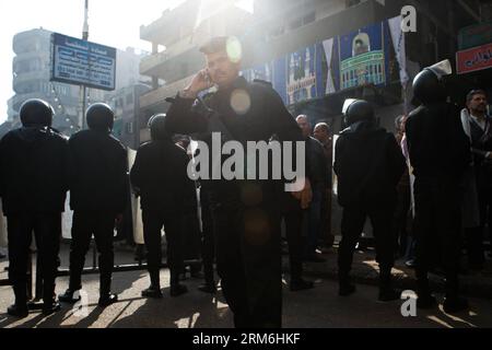 (140114) -- CAIRO, 14 gennaio 2014 (Xinhua) -- i poliziotti stanno di guardia nei pressi del tribunale danneggiato di Giza del Nord a Giza, Egitto, 14 gennaio 2014. Un'esplosione mattutina ha danneggiato il tribunale in mezzo a una stretta sicurezza per proteggere i seggi elettorali e gli elettori. Nessuno è stato riportato ferito nell'esplosione. Gli egiziani hanno iniziato a votare qui martedì su una bozza per la nuova costituzione del paese. (Xinhua/cui Xinyu) (dzl) EGYPT-GIZA-COURT-EXPLOSION PUBLICATIONxNOTxINxCHN Cairo 14 gennaio 2014 i poliziotti di XINHUA stanno di guardia nei pressi del danneggiato tribunale di Giza Nord a Giza Egitto 14 gennaio 2014 a un'esplosione mattutina ha danneggiato la Corte Foto Stock