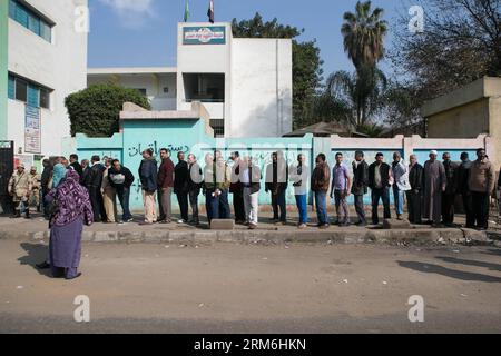 (140114) -- IL CAIRO, 14 gennaio 2014 (Xinhua) -- la gente fa la fila per votare fuori da un seggio elettorale al Cairo, in Egitto, 14 gennaio 2014. Martedì scorso gli egiziani hanno iniziato a votare sul nuovo progetto di Costituzione del paese, che è ampiamente visto come una pietra miliare durante la transizione politica egiziana dopo che il presidente islamista Mohamed Morsi è stato estromesso lo scorso luglio. (Xinhua/cui Xinyu) (dzl) EGITTO-CAIRO-VOTE-CONSTITUTION PUBLICATIONxNOTxINxCHN Cairo 14 gennaio 2014 XINHUA Celebrities Queue to VOTE Outside a Polling Station in Cairo Egitto 14 gennaio 2014 gli egiziani hanno iniziato a esprimere i loro voti martedì SUL nuovo Paese Foto Stock