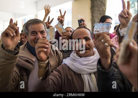 (140114) -- IL CAIRO, 14 gennaio 2014 (Xinhua) -- la gente tiene la carta d'identità prima di votare in un collegio elettorale al Cairo, in Egitto, 14 gennaio 2014. Martedì scorso gli egiziani hanno iniziato a votare sul nuovo progetto di Costituzione del paese, che è ampiamente visto come una pietra miliare durante la transizione politica egiziana dopo che il presidente islamista Mohamed Morsi è stato estromesso lo scorso luglio. (Xinhua/Pan Chaoyue) (dzl) EGITTO-CAIRO-VOTE-CONSTITUTION PUBLICATIONxNOTxINxCHN Cairo 14 gennaio 2014 le celebrità di XINHUA detengono la loro carta d'identità prima di votare in un polling Station al Cairo Egitto 14 gennaio 2014 gli egiziani hanno iniziato a lanciare i loro voti Foto Stock