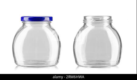 Due vasetti vuoti con coperchio blu. Utensili per la conservazione. Isolato su sfondo bianco. Il file contiene il percorso di ritaglio Foto Stock