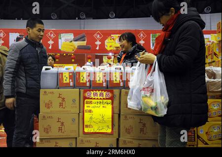 (140115) -- TAIYUAN, (Xinhua) -- la gente acquista aceto in un centro commerciale nella città di Taiyuan, capitale della provincia dello Shanxi della Cina settentrionale, 13 gennaio 2014. Con l'avvicinarsi del Festival di Primavera, gli acquisti speciali per il nuovo anno lunare ad un prezzo equo attirarono il popolo cinese. (Xinhua/fan Minda) (zwx) CINA-SHANXI-TAIYUAN-ACQUISTI SPECIALI PER IL FESTIVAL PRIMAVERILE (CN) PUBLICATIONxNOTxINxCHN celebrità Taiyuan XINHUA Acquista aceto in un centro commerciale nella città di Taiyuan capitale della provincia dello Shanxi della Cina settentrionale 13 gennaio 2014 con il Festival di Primavera che si avvicina gli acquisti speciali per il Capodanno lunare con a F. Foto Stock