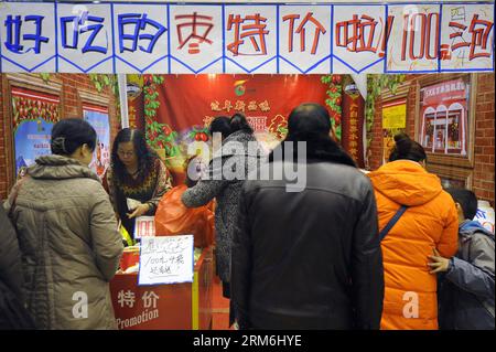 (140115) -- TAIYUAN, (Xinhua) -- la gente compra data cinese in un centro commerciale nella città di Taiyuan, capitale della provincia dello Shanxi della Cina settentrionale, 13 gennaio 2014. Con l'avvicinarsi del Festival di Primavera, gli acquisti speciali per il nuovo anno lunare ad un prezzo equo attirarono il popolo cinese. (Xinhua/fan Minda) (zwx) CINA-SHANXI-TAIYUAN-ACQUISTI SPECIALI PER IL FESTIVAL PRIMAVERILE(CN) PUBLICATIONxNOTxINxCHN celebrità Taiyuan XINHUA Acquista appuntamento cinese in un centro commerciale nella città di Taiyuan capitale della provincia dello Shanxi della Cina settentrionale 13 gennaio 2014 con il Festival di primavera che si avvicina acquisti speciali per la nuova Yea lunare Foto Stock