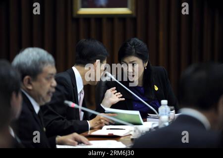 (140115) -- BANGKOK, 15 gennaio 2014 (Xinhua) -- il custode thailandese il primo ministro Yingluck Shinawatra (1st R) parla con un partecipante durante una riunione per discutere se rinviare le elezioni a Bangkok, Thailandia, 15 gennaio 2014. Il primo ministro thailandese Yingluck Shinawatra ha detto mercoledì che le elezioni generali del 2 febbraio proseguiranno come previsto. (Xinhua/Gao Jianjun) (srb) THAILANDIA-BANGKOK-ELEZIONI PUBLICATIONxNOTxINxCHN Bangkok 15 gennaio 2014 XINHUA Thai Care taker i primi Ministri Yingluck Shinawatra i colloqui con i partecipanti durante una riunione per discutere se rinviare le ELEZIONI a Ba Foto Stock