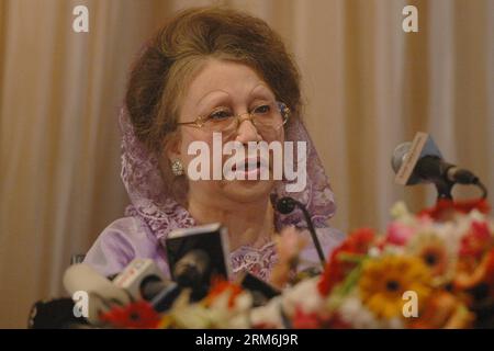 (140115) -- DACCA, 15 gennaio 2014 (Xinhua) -- presidente del Partito nazionalista del Bangladesh (BNP) ed ex primo ministro Khaleda Zia tiene un discorso durante una conferenza stampa al Westin Hotel a Dacca, Bangladesh, 15 gennaio 2013. Mercoledì l'opposizione del Bangladesh ha ribadito il suo voto di destituire il nuovo governo del primo Ministro Sheikh Hasina. (Xinhua/Shariful Islam) BANGLADESH-DACCA-CONFERENZA STAMPA PUBLICATIONxNOTxINxCHN Dhaka 15 gennaio 2014 XINHUA Bangladesh Nationalist Party BNP Chair Person ed ex primi ministri Khaleda Zia tiene un discorso durante una conferenza stampa A Westin Foto Stock