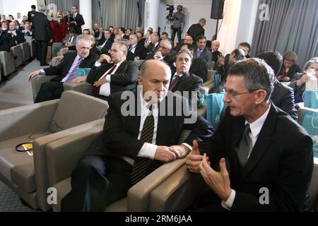 (140115) -- SARAJEVO, 15 gennaio 2014 (Xinhua) -- Fletcher M. Burton (R, fronte), capo della missione OSCE in Bosnia-Erzegovina (BiH), parla con l'alto rappresentante delle Nazioni Unite per la Bosnia-Erzegovina Valentin Inzko (L, fronte) prima della cerimonia di apertura della Biblioteca Gazi Husrev-Bey nella città vecchia di Sarajevo, Bosnia-Erzegovina, il 15 gennaio 2014. Una nuova biblioteca è stata aperta il mercoledì per ospitare antichi libri e manoscritti rimossi durante la guerra sul sito della Gazi Husrev-Bey S School and Library costruita negli anni '1530 (Xinhua/Haris Memija) (zl) BOSNIA-ERZEGOVINA-SARAJEVO-GAZI HUSREV-BEY Foto Stock