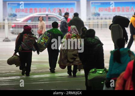 (140116) -- NANNING, 16 gennaio 2014 (Xinhua) -- i passeggeri si affrettano alla stazione ferroviaria di Nanning a Nanning, capitale della regione autonoma di Guangxi Zhuangzu nel sud della Cina, 16 gennaio 2014. Il festival di primavera del 2014 ha iniziato la corsa di viaggio in Cina nelle ore piccole di giovedì. Secondo Lian Weiliang, vice capo della Commissione per lo sviluppo nazionale e le riforme, durante la corsa di 40 giorni del Festival di primavera, saranno effettuati circa 3,62 miliardi di viaggi durante una conferenza stampa. (Xinhua/Huang Xiaobang) (wf) CHINA-NANNING-SPRING FESTIVAL TRAVEL RUSH (CN) PUBLICATIONxNOTxINxCHN Nanning 16 gennaio 2014 XINHUA Passenge Foto Stock