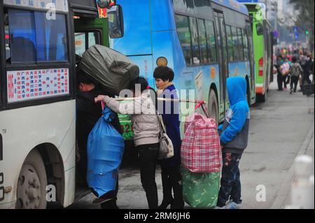 (140116) -- NANNING, 16 gennaio 2014 (Xinhua) -- i passeggeri salgono su un autobus alla stazione ferroviaria di Nanning a Nanning, capitale della regione autonoma di Guangxi Zhuangzu nel sud della Cina, 16 gennaio 2014. Il festival di primavera del 2014 ha iniziato la corsa di viaggio in Cina nelle ore piccole di giovedì. Secondo Lian Weiliang, vice capo della Commissione per lo sviluppo nazionale e le riforme, durante la corsa di 40 giorni del Festival di primavera, saranno effettuati circa 3,62 miliardi di viaggi durante una conferenza stampa. (Xinhua/Huang Xiaobang) (wf) CHINA-NANNING-SPRING FESTIVAL TRAVEL RUSH (CN) PUBLICATIONxNOTxINxCHN Nanning 16 gennaio 2014 passo di XINHUA Foto Stock