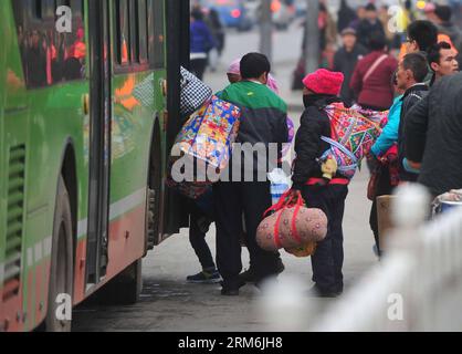 (140116) -- NANNING, 16 gennaio 2014 (Xinhua) -- i passeggeri salgono su un autobus alla stazione ferroviaria di Nanning a Nanning, capitale della regione autonoma di Guangxi Zhuangzu nel sud della Cina, 16 gennaio 2014. Il festival di primavera del 2014 ha iniziato la corsa di viaggio in Cina nelle ore piccole di giovedì. Secondo Lian Weiliang, vice capo della Commissione per lo sviluppo nazionale e le riforme, durante la corsa di 40 giorni del Festival di primavera, saranno effettuati circa 3,62 miliardi di viaggi durante una conferenza stampa. (Xinhua/Huang Xiaobang) (wf) CHINA-NANNING-SPRING FESTIVAL TRAVEL RUSH (CN) PUBLICATIONxNOTxINxCHN Nanning 16 gennaio 2014 passo di XINHUA Foto Stock