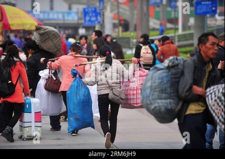 (140116) -- NANNING, 16 gennaio 2014 (Xinhua) -- i passeggeri si affrettano alla stazione ferroviaria di Nanning a Nanning, capitale della regione autonoma di Guangxi Zhuangzu nel sud della Cina, 16 gennaio 2014. Il festival di primavera del 2014 ha iniziato la corsa di viaggio in Cina nelle ore piccole di giovedì. Secondo Lian Weiliang, vice capo della Commissione per lo sviluppo nazionale e le riforme, durante la corsa di 40 giorni del Festival di primavera, saranno effettuati circa 3,62 miliardi di viaggi durante una conferenza stampa. (Xinhua/Huang Xiaobang) (wf) CHINA-NANNING-SPRING FESTIVAL TRAVEL RUSH (CN) PUBLICATIONxNOTxINxCHN Nanning 16 gennaio 2014 XINHUA Passenge Foto Stock