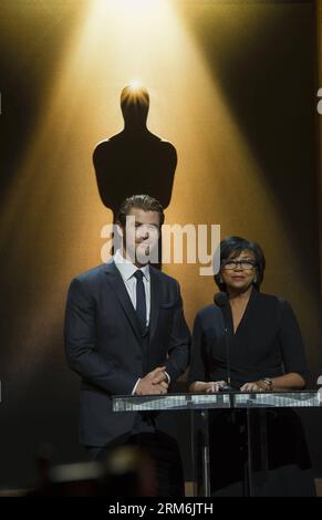 (140116) -- LOS ANGELES, 16 gennaio 2014 (Xinhua) -- l'attore Chris Hemsworth (L) e il presidente dell'Academy of Motion Picture Arts and Sciences Cheryl Boone Isaacs parlano al 86° annuncio delle candidature agli Academy Awards, all'Academy of Motion Picture Arts and Sciences, a Beverly Hills, California, Stati Uniti, 16 gennaio, 2014. gli Oscar si svolgeranno il 2 marzo 2014 al Dolby Theatre di Hollywood, California. (Xinhua/Yang lei) US-LOS ANGELES-ACADEMY AWARDS-NOMINATION PUBLICATIONxNOTxINxCHN Los Angeles 16 gennaio 2014 XINHUA attore Chris l e Academy of Motion Picture Arts and Sciences Presi Foto Stock