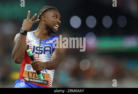 Budapest. 26 agosto 2023. Noah Lyles degli Stati Uniti festeggia dopo che la sua squadra ha vinto la finale di staffetta 4x100 metri ai Campionati mondiali di atletica leggera di Budapest 2023 a Budapest, in Ungheria, il 26 agosto 2023. Crediti: Li Ming/Xinhua/Alamy Live News Foto Stock