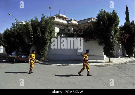 I soldati yemeniti sono di guardia davanti alla residenza dell'ambasciatore iraniano a Sanaa, capitale dello Yemen, il 18 gennaio 2014. Un diplomatico iraniano è morto sabato dopo essere stato gravemente ferito in una sparatoria alla guida nella capitale yemenita di Sanaa, un funzionario del ministero dell'interno ha detto a Xinhua. (Xinhua/Mohammed Mohammed) (dzl) YEMEN-SANNA-IRAN-EMBASSADOR-ATTACK-DEATH PUBLICATIONxNOTxINxCHN i soldati yemeniti sono di guardia di fronte alla residenza dell'ambasciatore iraniano a Sanaa capitale dello Yemen IL 18 gennaio 2014 a Diplomat iraniano è morto sabato dopo aver GRAVEMENTE ferito in una corsa per sparatoria nello Yemen Foto Stock