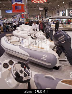 I visitatori guardano le barche in mostra durante il Toronto International Boat Show 2014 al Direct Energy Centre of Exhibition Place di Toronto, Canada, 18 gennaio 2014. In qualità di uno dei più grandi saloni di imbarcazioni di consumo del Nord America, questo evento mette in mostra più di 1.000 nuovi modelli di barche e motori sul mercato dall'11 al 19 gennaio. (Xinhua/Zou Zheng) CANADA-TORONTO-BOAT SHOW PUBLICATIONxNOTxINxCHN Visitors Watch Boats ON display durante il Toronto International Boat Show 2014 AL Direct Energy Centre of Exhibition Place di Toronto Canada 18 gennaio 2014 come uno dei più grandi Consumer Boat Show i Foto Stock