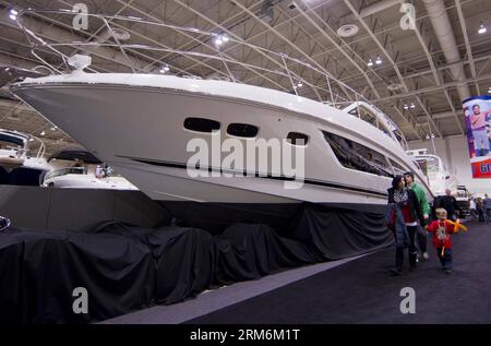 I visitatori guardano le barche in mostra durante il Toronto International Boat Show 2014 al Direct Energy Centre of Exhibition Place di Toronto, Canada, 18 gennaio 2014. In qualità di uno dei più grandi saloni di imbarcazioni di consumo del Nord America, questo evento mette in mostra più di 1.000 nuovi modelli di barche e motori sul mercato dall'11 al 19 gennaio. (Xinhua/Zou Zheng) CANADA-TORONTO-BOAT SHOW PUBLICATIONxNOTxINxCHN Visitors Watch Boats ON display durante il Toronto International Boat Show 2014 AL Direct Energy Centre of Exhibition Place di Toronto Canada 18 gennaio 2014 come uno dei più grandi Consumer Boat Show i Foto Stock