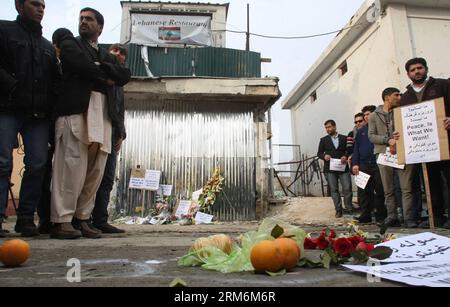 (140119) -- KABUL, 19 gennaio 2014 (Xinhua) -- i membri della società civile afghana e i giornalisti rendono omaggio alle vittime di un attacco talebano al ristorante libanese di Kabul, Afghanistan, il 19 gennaio 2014. Una bomba suicida talebana e un attacco con armi da fuoco contro un ristorante libanese popolare tra gli stranieri venerdì sera nella parte fortificata della capitale afghana che ha ucciso 21 persone, tra cui 13 stranieri, ha rilanciato i timori che una situazione simile a quella irachena potrebbe ripetersi in Afghanistan dopo che le forze della coalizione guidate dagli Stati Uniti lasciano la paese in conflitto entro la fine dell'anno (Xinhua/Ahmad Massoud) (srb) AFGHANISTA Foto Stock
