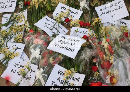 (140119) -- KABUL, 19 gennaio 2014 (Xinhua) -- i fiori e lo striscione sono visti fuori dal cancello d'ingresso del ristorante libanese a Kabul, Afghanistan, il 19 gennaio 2014. Una bomba suicida talebana e un attacco con armi da fuoco contro un ristorante libanese popolare tra gli stranieri venerdì sera nella parte fortificata della capitale afghana che ha ucciso 21 persone, tra cui 13 stranieri, ha rilanciato i timori che una situazione simile a quella irachena potrebbe ripetersi in Afghanistan dopo che le forze della coalizione guidate dagli Stati Uniti lasciano il conflitto paese entro la fine dell'anno (Xinhua/Ahmad Massoud) (srb) AFGHANISTAN-KABUL-VITTIME DELL'ATTACCO PUBLICATIONxNOTxINxCHN Foto Stock