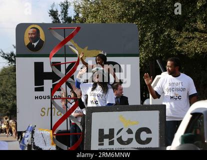 (140120) -- HOUSTON, 20 gennaio 2014 (Xinhua) -- le persone marciano su un galleggiante durante una parata per celebrare il Martin Luther King Day a Houston, 20 gennaio 2014. Varie attività si svolgono il terzo lunedì di gennaio di ogni anno in tutti gli Stati Uniti per onorare Martin Luther King Jr., che è stato assassinato il 4 aprile 1968 all'età di 39 anni. (Xinhua/Song Qiong) US-HOUSTON-MLK DAY-COMMEMORATION PUBLICATIONxNOTxINxCHN Houston 20 gennaio 2014 le celebrità di XINHUA marciano SU un galleggiante durante una parata per celebrare il Martin Luther King Day a Houston 20 gennaio 2014 varie attività sono eroe IL terzo lunedì di Janua Foto Stock