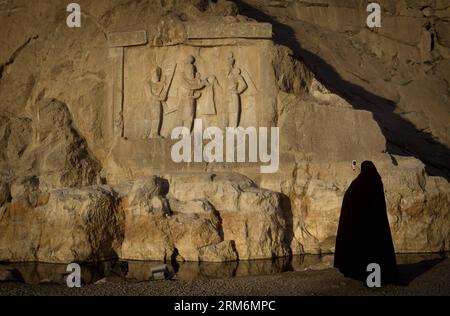 (140121) -- KERMANSHAH, 20 gennaio 2014 (Xinhua) -- Un turista scatta foto di uno scenario di Taq-e Bostan nell'antica città di Kermanshah, Iran occidentale, il 20 gennaio 2014. Taq-e Bostan è un sito con una serie di grandi rilievi rupestri risalenti all'epoca dell'Impero sasanide di Persia, la dinastia iraniana che governò l'Asia occidentale dal 226 al 650 d.C. (Xinhua/Ahmad Halabisaz) IRAN-KERMANSHAH-HISTORICAL HERITAGE-TAQ-e BOSTAN PUBLICATIONxNOTxINxCHN Kermanshah 20 gennaio 2014 XINHUA a Tourist prende le immagini di un paesaggio di Taq e Bostan nell'antica città di Kermanshah Iran occidentale IL 20 gennaio 2014 Taq e Bostan È un Foto Stock