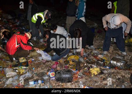 (140121) -- MASTUNG, 21 gennaio 2014 (Xinhua) -- le persone controllano i rottami di un autobus di pellegrini distrutto nel sito di esplosione suicida nel sud-ovest del Pakistan di Mastung il 21 gennaio 2014. Almeno 28 persone sono rimaste uccise e altre 45 ferite quando un attentatore suicida ha colpito martedì un autobus che trasportava pellegrini musulmani sciiti nella provincia sudoccidentale del Pakistan del Balochistan, ha riferito i media locali. (Xinhua/Asad) PAKISTAN-MASTUNG-SUICIDE-BUS-BLAST PUBLICATIONxNOTxINxCHN ingrasso 21 gennaio 2014 celebrità di XINHUA controllare il relitto di un autobus di pellegrini distrutto PRESSO il sito di esplosione suicida nell'ingrasso del Pakistan sudoccidentale IL 21 gennaio Foto Stock