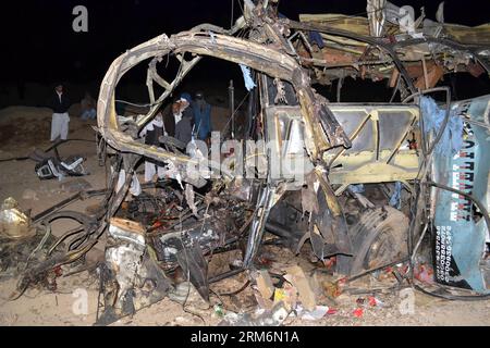 (140121) -- MASTUNG, 21 gennaio 2014 (Xinhua) -- le persone controllano i rottami di un autobus di pellegrini distrutto nel sito di esplosione suicida nel sud-ovest del Pakistan di Mastung il 21 gennaio 2014. Almeno 28 persone sono rimaste uccise e altre 45 ferite quando un attentatore suicida ha colpito martedì un autobus che trasportava pellegrini musulmani sciiti nella provincia sudoccidentale del Pakistan del Balochistan, ha riferito i media locali. (Xinhua/Asad) PAKISTAN-MASTUNG-SUICIDE-BUS-BLAST PUBLICATIONxNOTxINxCHN ingrasso 21 gennaio 2014 celebrità di XINHUA controllare il relitto di un autobus di pellegrini distrutto PRESSO il sito di esplosione suicida nell'ingrasso del Pakistan sudoccidentale IL 21 gennaio Foto Stock