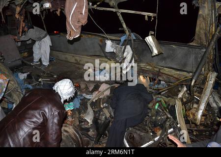 (140121) -- MASTUNG, 21 gennaio 2014 (Xinhua) -- le persone controllano i rottami di un autobus di pellegrini distrutto nel sito di esplosione suicida nel sud-ovest del Pakistan di Mastung il 21 gennaio 2014. Almeno 28 persone sono rimaste uccise e altre 45 ferite quando un attentatore suicida ha colpito martedì un autobus che trasportava pellegrini musulmani sciiti nella provincia sudoccidentale del Pakistan del Balochistan, ha riferito i media locali. (Xinhua/Asad) PAKISTAN-MASTUNG-SUICIDE-BUS-BLAST PUBLICATIONxNOTxINxCHN ingrasso 21 gennaio 2014 celebrità di XINHUA controllare il relitto di un autobus di pellegrini distrutto PRESSO il sito di esplosione suicida nell'ingrasso del Pakistan sudoccidentale IL 21 gennaio Foto Stock