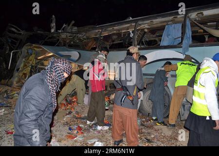 (140121) -- MASTUNG, 21 gennaio 2014 (Xinhua) -- le persone controllano il relitto di un autobus dei pellegrini distrutto nel sito di esplosione suicida a Mastung nel Pakistan sudoccidentale il 21 gennaio 2014. Almeno 28 persone sono rimaste uccise e altre 45 ferite quando un attentatore suicida ha colpito martedì un autobus che trasportava pellegrini musulmani sciiti nella provincia sudoccidentale del Pakistan del Balochistan, ha riferito i media locali. (Xinhua/Asad) PAKISTAN-MASTUNG-SUICIDE-BUS-BLAST PUBLICATIONxNOTxINxCHN ingrasso 21 gennaio 2014 celebrità di XINHUA controllare il relitto di un autobus di pellegrini distrutto PRESSO il sito di esplosione suicida nel Pakistan sudoccidentale IN DATA DI ingrasso Foto Stock