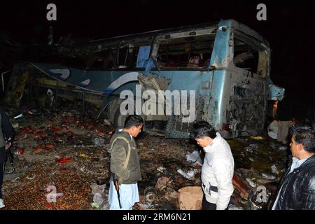 (140121) -- MASTUNG, 21 gennaio 2014 (Xinhua) -- le persone controllano i rottami di un autobus di pellegrini distrutto nel sito di esplosione suicida nel sud-ovest del Pakistan di Mastung il 21 gennaio 2014. Almeno 28 persone sono rimaste uccise e altre 45 ferite quando un attentatore suicida ha colpito martedì un autobus che trasportava pellegrini musulmani sciiti nella provincia sudoccidentale del Pakistan del Balochistan, ha riferito i media locali. (Xinhua/Asad) PAKISTAN-MASTUNG-SUICIDE-BUS-BLAST PUBLICATIONxNOTxINxCHN ingrasso 21 gennaio 2014 celebrità di XINHUA controllare il relitto di un autobus di pellegrini distrutto PRESSO il sito di esplosione suicida nell'ingrasso del Pakistan sudoccidentale IL 21 gennaio Foto Stock