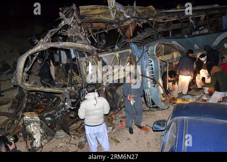 (140121) -- MASTUNG, 21 gennaio 2014 (Xinhua) -- le persone controllano i rottami di un autobus di pellegrini distrutto nel sito di esplosione suicida nel sud-ovest del Pakistan di Mastung il 21 gennaio 2014. Almeno 28 persone sono rimaste uccise e altre 45 ferite quando un attentatore suicida ha colpito martedì un autobus che trasportava pellegrini musulmani sciiti nella provincia sudoccidentale del Pakistan del Balochistan, ha riferito i media locali. (Xinhua/Asad) PAKISTAN-MASTUNG-SUICIDE-BUS-BLAST PUBLICATIONxNOTxINxCHN ingrasso 21 gennaio 2014 celebrità di XINHUA controllare il relitto di un autobus di pellegrini distrutto PRESSO il sito di esplosione suicida nell'ingrasso del Pakistan sudoccidentale IL 21 gennaio Foto Stock