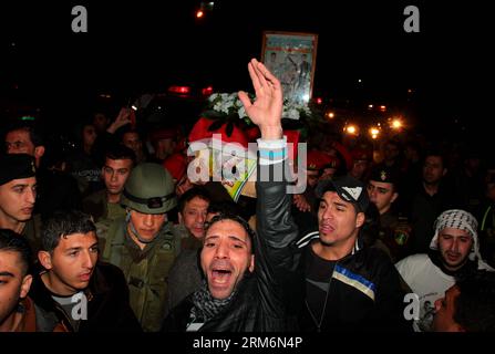 (140122) -- NABLUS, 22 gennaio 2014 (Xinhua) -- i soldati palestinesi trasportano la bara di un militante palestinese che sarebbe stato ucciso dalle forze israeliane più di 10 anni fa, dopo che le autorità israeliane hanno consegnato il suo corpo attraverso un attraversamento della Cisgiordania vicino alla città di Tulkarem il 22 gennaio 2014. Israele trasferirà 36 organi in Cisgiordania per la sepoltura a seguito di una sentenza della Corte Suprema. (Xinhua/Ayman Nobani) (lmz) MIDEAST-NABLUS-PALESTINIAN-REMAINS PUBLICATIONxNOTxINxCHN Nablus 22 gennaio 2014 i soldati PALESTINESI XINHUA portano il Coffin di un militante PALESTINESE che SAREBBE STATO UCCISO da Foto Stock