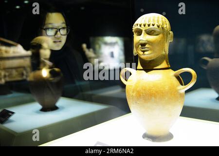 (140122) -- HANGZHOU, 22 gennaio 2014 (Xinhua) -- Un visitatore osserva un vaso di argilla creato nel vi secolo a.C. dalla civiltà etrusca a Hangzhou, capitale della provincia dello Zhejiang della Cina orientale, 22 gennaio 2014. Qui si è tenuta una mostra per mostrare le 314 reliquie storiche della civiltà etrusca. L'Etruria è un'antica città-stato situata nell'Italia centrale. Lo stato raggiunse la sua grande prosperità nel vi centro a.C. e fu assimilato nella Repubblica romana alla fine del IV secolo a.C. (Xinhua/Long Wei) (zkr) CHINA-HANGZHOU-ETRUSCAN EXHIBITION(CN) PUBLICATIONxNOTxINxCHN Hangzhou 22 gennaio 2014 XINHUA A sito Foto Stock