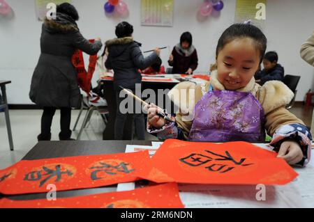 (140122) -- HANGZHOU, 22 gennaio 2014 (Xinhua) -- Cao Yichen, una bambina di 9 anni, scrive il carattere cinese Reading fu , che significa felicità, per salutare il prossimo Festival di Primavera nella città di Hangzhou, capitale della provincia dello Zhejiang della Cina orientale, 22 gennaio 2014. Il Festival di primavera cade il 31 gennaio di quest'anno. (Xinhua/Ju Huanzong) (ry) CHINA-HANGZHOU-SPRING FESTIVAL-CUSTOM (CN) PUBLICATIONxNOTxINxCHN Hangzhou 22 gennaio 2014 XINHUA Cao una bambina di 9 anni scrive cinese Character Reading fu che significa FELICITÀ di salutare il prossimo Festival di Primavera nella città di Hangzhou capitale della provincia dello Zhejiang della Cina orientale Foto Stock