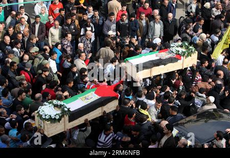 (140122) -- NABLUS, 22 gennaio 2014 (Xinhua) -- i palestinesi portano la bara di Fathi Amera che è stato ucciso nel 2002, e atta Samhan che è stato ucciso nel 2004 nella città di Nablus in Cisgiordania il 22 gennaio 2014. Israele trasferirà 36 organi in Cisgiordania per la sepoltura a seguito di una sentenza della Corte Suprema. (Xinhua/Ayman Nobani) (zjl) MIDEAST-NABLUS-PALESTINIAN-REMAINS PUBLICATIONxNOTxINxCHN Nablus 22 gennaio 2014 I PALESTINESI XINHUA portano il Coffin di Fathi Amera che HA UCCISO nel 2002 e atta che HA UCCISO nel 2004 nella città di Nablus in CISGIORDANIA IL 22 gennaio 2014 Israele trasferirà 36 corpi alla Ba OCCIDENTALE Foto Stock