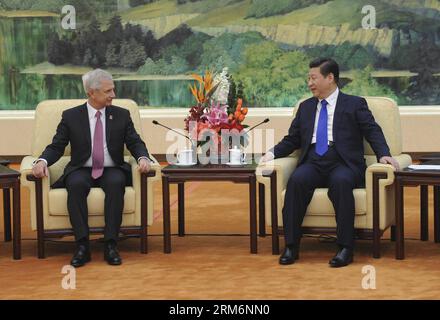 (140123) -- PECHINO, 23 gennaio 2014 (Xinhua) -- il presidente cinese Xi Jinping (R) incontra il presidente dell'Assemblea nazionale francese Claude Bartolone a Pechino, capitale della Cina, 23 gennaio 2014.(Xinhua/Zhang Duo) (zkr) CHINA-BEIJING-XI JINPING-BARTOLONE-MEETING(CN) PUBLICATIONxNOTxINxCHN Pechino 23 gennaio 2014 XINHUA il presidente cinese Xi Jinping r incontra il presidente dell'Assemblea nazionale francese Claude Bartolone a Pechino capitale della Cina 23 gennaio 2014 XINHUA Zhang Duo CCR China Beijing Xi Jinping Bartolone Meeting CN PUBLICATIONTxINXINXCHN Foto Stock