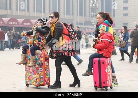 (140123) -- PECHINO, 23 gennaio 2014 (Xinhua) -- i passeggeri entrano nella stazione ferroviaria di Pechino, capitale della Cina, 23 gennaio 2014. La Cina ha dato il via al periodo annuale di punta per il Capodanno lunare, con oltre 3,62 miliardi di viaggi previsti per le strade, e attraverso treni, aerei e navi intorno al Festival di Primavera, che cade il 31 gennaio di quest'anno. (Xinhua/Wang Yueling) (ry) CHINA-SPRING FESTIVAL-TRAVEL RUSH (CN) PUBLICATIONxNOTxINxCHN Pechino 23 gennaio 2014 i passeggeri DI XINHUA entrano nella stazione ferroviaria di Pechino, capitale cinese, 23 gennaio 2014 la Cina ha dato il via al suo Lu annuale Foto Stock
