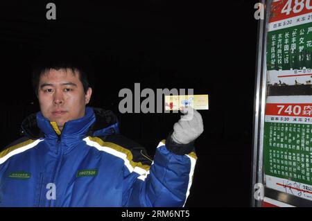 (140123) -- PECHINO, 23 gennaio 2014 (Xinhua) -- Un operaio di autobus mostra un biglietto commemorativo dell'autobus per l'anno del cavallo a Pechino, capitale della Cina, 23 gennaio 2014. Beijing Public Transport Holdings ha emesso una serie di due biglietti per l'autobus commemorativo per l'anno del cavallo, o il Capodanno lunare, che inizia il 31 gennaio. (Xinhua/Wu Guocai) (af) CINA-PECHINO-LUNAR NEW YEAR-MEMORIAL BUS TICKETS (CN) PUBLICATIONxNOTxINxCHN Pechino 23 gennaio 2014 XINHUA un impiegato di autobus mostra un biglietto Memorial Bus per l'anno del cavallo a Pechino capitale della Cina 23 gennaio 2014 Beijing Public Transportation Holdings ha emesso Foto Stock
