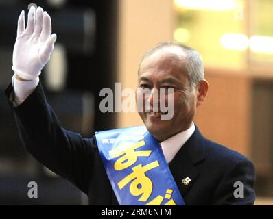 (140123) -- TOKYO, 23 gennaio 2014 (Xinhua) -- l'ex ministro della sanità giapponese Yoichi Masuzoe partecipa a una campagna per l'elezione del governatore di Tokyo a Tokyo, capitale del Giappone, il 23 gennaio 2014. (Xinhua/Stringer) GIAPPONE-TOKYO-GOVERNATORE ELEZIONE PUBLICATIONxNOTxINxCHN Tokyo 23 gennaio 2014 XINHUA ex Ministri della salute giapponesi Yoichi Masuzoe partecipa a una campagna per l'ELEZIONE del Governatore di Tokyo a Tokyo capitale del Giappone IL 23 gennaio 2014 XINHUA Stringer Giappone ELEZIONI del Governatore di Tokyo PUBLICATIONXNOTXINXCHN Foto Stock