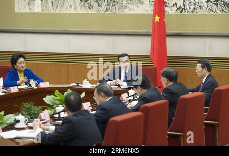 (140123) -- PECHINO, 23 gennaio 2014 (Xinhua) -- Premier cinese li Keqiang (C, indietro) presiede la seconda riunione plenaria del Consiglio di Stato per discutere la bozza del rapporto di lavoro del governo da presentare per la revisione alla seconda sessione plenaria del 12 ° Congresso Nazionale del popolo (NPC), a Pechino, capitale della Cina, 23 gennaio 2014. (Xinhua/Huang Jingwen) (zkr) CHINA-BEIJING-li KEQIANG-STATE COUNCIL-MEETING(CN) PUBLICATIONxNOTxINxCHN Pechino 23 gennaio 2014 XINHUA Premier cinese ha lasciato Keqiang C Back Presid durante la seconda riunione plenaria del Consiglio di Stato per discutere il progetto del governo Foto Stock