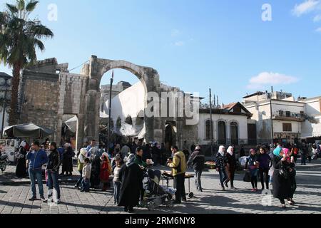 (140123) - DAMASCO, 23 gennaio 2014 (Xinhua) - i siriani camminano su una strada a Damasco, capitale della Siria, il 23 gennaio 2014. La riunione ministeriale di Montreux mercoledì è un piccolo passo per la risoluzione del conflitto in Siria, mentre il lavoro più difficile è ancora in corso, ha affermato il Segretario generale delle Nazioni Unite Ban Ki-Moon. (Xinhua/Bassem Tellawi) (zjl) SIRIA-DAMASCO-DAILY LIFE-GENEVA II PUBLICATIONxNOTxINxCHN Damasco 23 gennaio 2014 XINHUA Walk ON a Road in Damasco capitale della Siria IL 23 gennaio 2014 la riunione ministeriale di Montreux mercoledì È un piccolo passo per la risoluzione del CONFLITTO in Siria mentre più diff Foto Stock