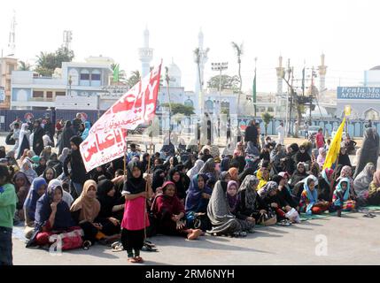 (140123) -- KARACHI, 23 gennaio 2014 (Xinhua) -- i musulmani sciiti partecipano a un sit in protesta nella città portuale del Pakistan meridionale di Karachi il 23 gennaio 2014. Le proteste contro l'attentato suicida di martedì che ha ucciso 28 musulmani sciiti nella provincia sudoccidentale del Balochistan in Pakistan sono proseguite per il secondo giorno consecutivo in quasi tutte le grandi città del paese giovedì. (Xinhua/Masroor) PAKISTAN-KARACHI-SHIITE-PROTESTA PUBLICATIONxNOTxINxCHN Karachi 23 gennaio 2014 i musulmani sciiti XINHUA partecipano a una sit in protesta nella città portuale del Pakistan meridionale di Karachi IL 23 gennaio 2014 protesta contro martedì S. Foto Stock