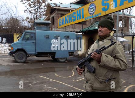 (140125) -- SRINAGAR, 25 gennaio 2014 (Xinhua) -- un gruppo paramilitare indiano si trova di guardia all'esterno del cancello del Bakhshi Stadium, il principale luogo di celebrazione della festa della Repubblica dell'India, a Srinagar, capitale estiva del Kashmir controllato dagli indiani, 25 gennaio 2014. Le autorità del Kashmir controllato dagli indiani hanno intensificato l'apparato di sicurezza e hanno suonato cautela sabato, in vista della giornata della Repubblica Indiana che cade il 26 gennaio di ogni anno. (Xinhua/Javed Dar)(zhf) KASHMIR-SRINAGAR-SECURITY PUBLICATIONxNOTxINxCHN Srinagar Jan 25 2014 XINHUA A a Indian paramilitare Trooper sta di guardia fuori dalla porta di Bakhsh Foto Stock